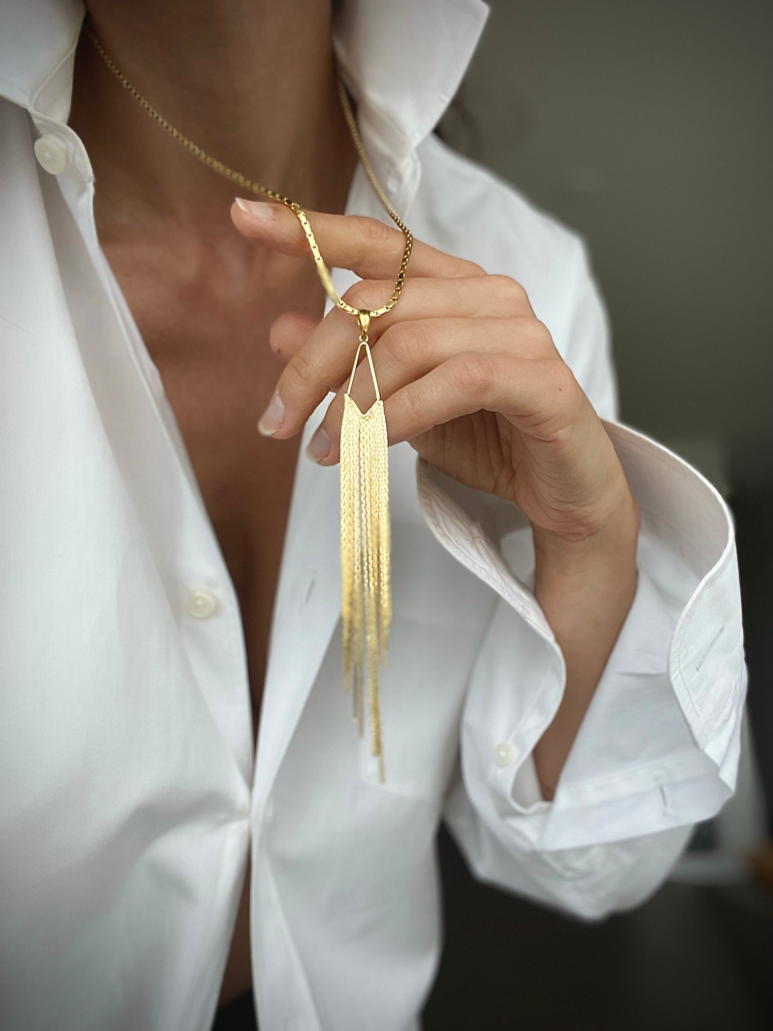 Simple yet gorgeous necklace with gold color chain and tassels¿.