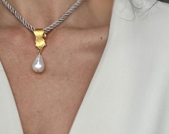 Gargantilla de cuerda de seda gris: chapada en oro, colgante de perla barroca / Las medidas en el menú desplegable están en pulgadas.