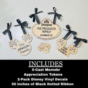 Op de afbeelding: Houten familie naambadges en tokens met een Disneyland-thema. De tags hebben Mickey Mouse oren en een Disneyland bord, met familienamen en zwarte gestippelde linten. Inclusief waardering tokens en stickers.