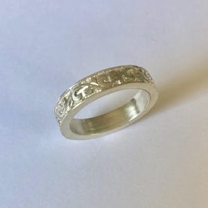Anello in argento inciso a mano