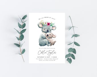 Op de afbeelding: Een uitnodiging voor een babyshower met een aquarel illustratie van twee koala's die elkaar omarmen. De grotere koala draagt een bloemenkrans. De uitnodiging bevat de tekst "We can BEAR-ly wait!" en details voor Chloe Taylor's babyshower.