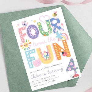 以下が含まれることがあります： 「FOUR times the FUN」の文字と数字の4が入った、カラフルな誕生日招待状。太陽、花、蜂、虹のイラストが特徴です。招待状は、ピンクのリボンが付いた緑色の封筒に入っています。
