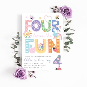 以下が含まれることがあります： 「FOUR times the FUN」と書かれた、大きな装飾文字が特徴的な、カラフルな誕生日招待状。誕生日のお祝いの詳細が記載されており、花や昆虫のイラストが描かれ、紫色のバラと緑で飾られています。
