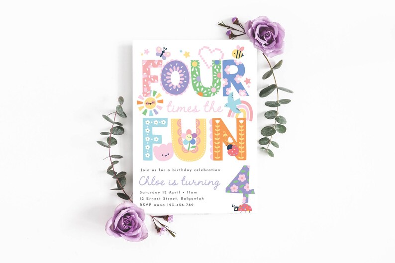 以下が含まれることがあります： 「FOUR times the FUN」と書かれた、大きな装飾文字が特徴的な、カラフルな誕生日招待状。誕生日のお祝いの詳細が記載されており、花や昆虫のイラストが描かれ、紫色のバラと緑で飾られています。