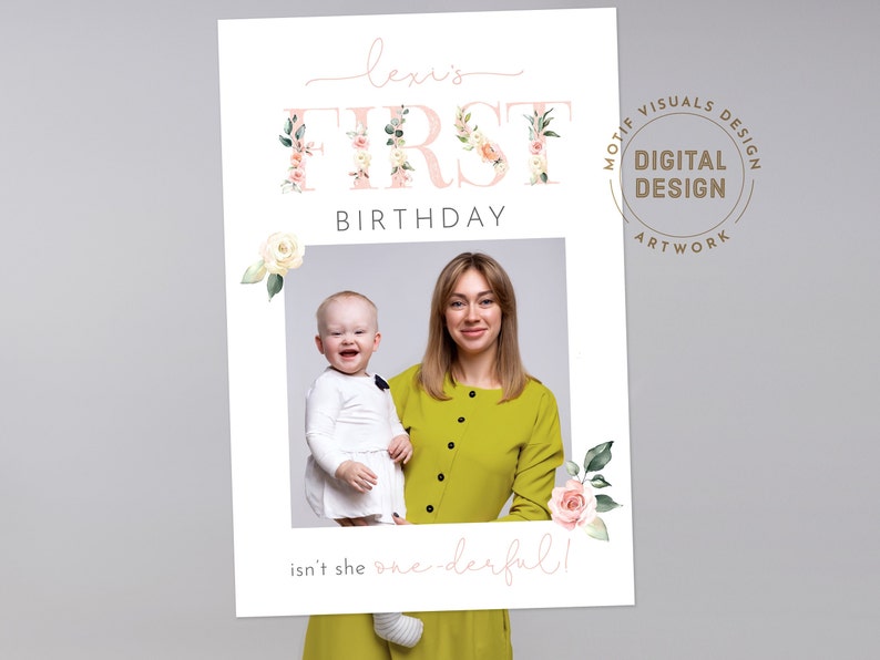 Pu&ograve; includere: Un accessorio per foto booth bianco con accenti floreali rosa e il testo "Lexi's First Birthday" e "isn't she one-derful!" L'accessorio ha uno spazio per inserire una foto.