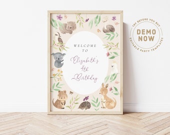 Puede incluir: Un cartel de bienvenida para una fiesta de cumpleaños número 4 con un fondo rosa y un círculo en el centro. El círculo tiene el texto "Welcome to Elizabeth's 4th Birthday" en escritura cursiva púrpura. El círculo está rodeado por una corona de hojas verdes, flores y animales australianos, incluyendo un koala, un wombat, un canguro, un kookaburra y un equidna.