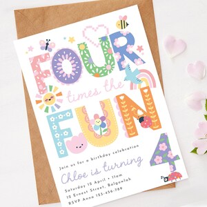 以下が含まれることがあります： 「FOUR times the FUN」の文字が入った、カラフルな誕生日招待状。虹、花、蜂、てんとう虫のデザイン。クロエの4歳の誕生日パーティーの招待状です。