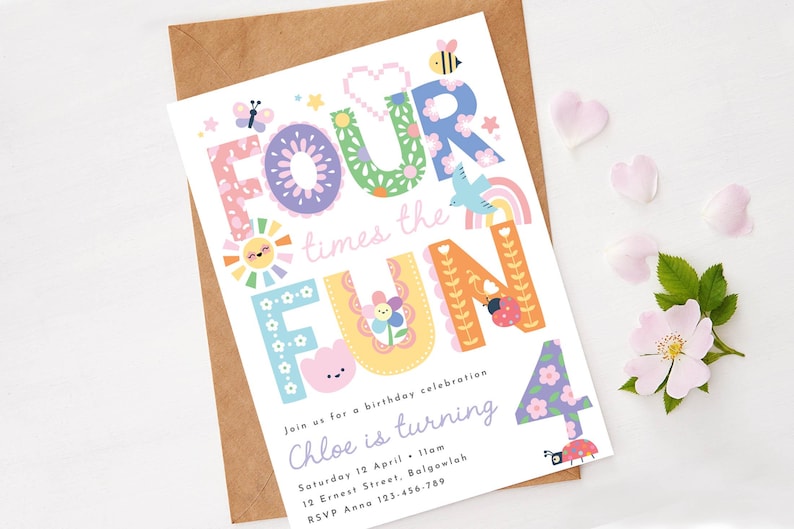 以下が含まれることがあります： 「FOUR times the FUN」の文字が入った、カラフルな誕生日招待状。虹、花、蜂、てんとう虫のデザイン。クロエの4歳の誕生日パーティーの招待状です。