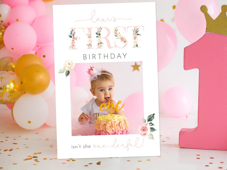 Pu&ograve; includere: Un cartello di primo compleanno stampabile rosa e bianco con accenti floreali. Il cartello dice "Lexi's First Birthday" e ha una cornice per foto con una foto di una bambina che indossa una corona e tiene un dolce. Il testo sotto la cornice per foto dice "Isn't she one-derful!"