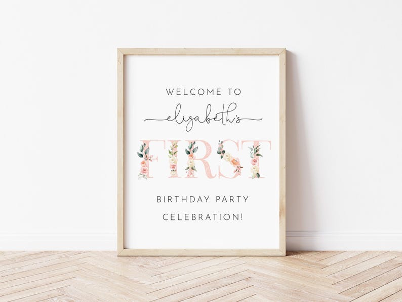Pu&ograve; includere: Un cartello bianco con cornice in legno, che annuncia "Benvenuti al primo compleanno di Elizabeth!" con accenti floreali rosa.