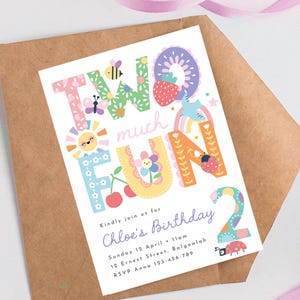 Può includere: Un biglietto d'invito di compleanno rettangolare con il testo colorato TWO much FUN e il numero 2. Il design include illustrazioni di un'ape, una farfalla, un sole, una fragola, un kiwi, ciliegie e una coccinella. Include i dettagli di Chloe's Birthday.