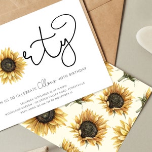 以下が含まれることがあります： 白い招待状に、黒い書体で「forty」と「Chloe's 40th Birthday」と書かれています。カードはひまわり柄で飾られています。カードには、日付、時間、場所、RSVPの情報が記載されています。