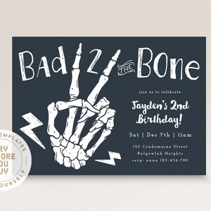 Puede incluir: Una invitaci&oacute;n en blanco y negro con una mano de esqueleto haciendo un signo de paz. El texto dice "Bad 2 the Bone" y "Jayden's 2nd Birthday!" con detalles para la fiesta.