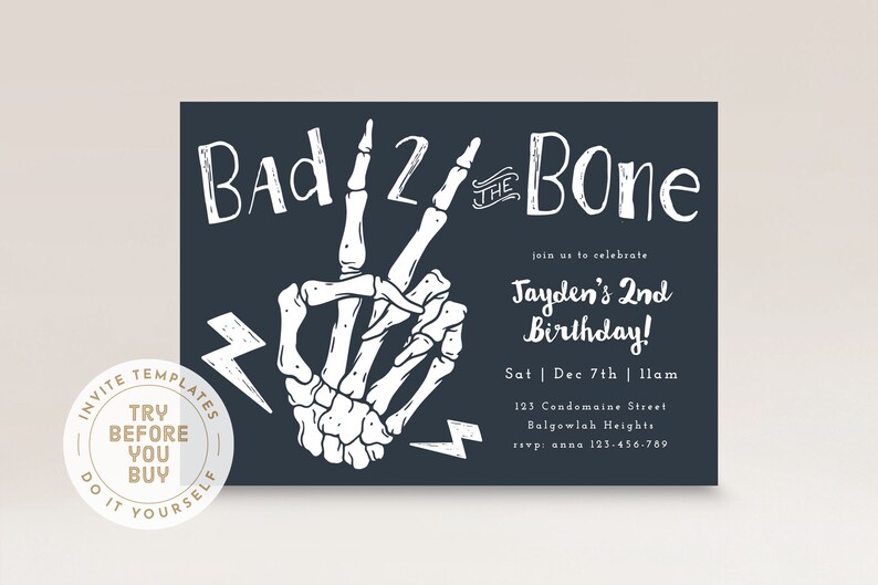Puede incluir: Una invitaci&oacute;n en blanco y negro con una mano de esqueleto haciendo un signo de paz. El texto dice "Bad 2 the Bone" y "Jayden's 2nd Birthday!" con detalles para la fiesta.
