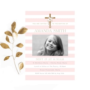 Invitación de bautismo con foto a rayas, invitación de bautismo para niña con rayas rosas, cruz floral dorada, invitación cristiana para niña, plantilla editable para descargar.