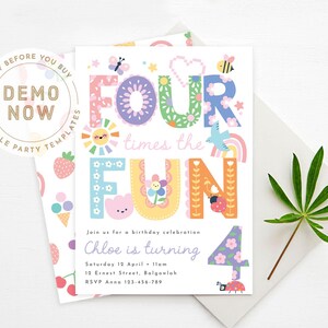 以下が含まれることがあります： 「FOUR times the FUN」の文字が大きく装飾された、カラフルな誕生日招待状。 太陽、花、てんとう虫のイラストが特徴で、誕生日のお祝いの詳細が含まれています。