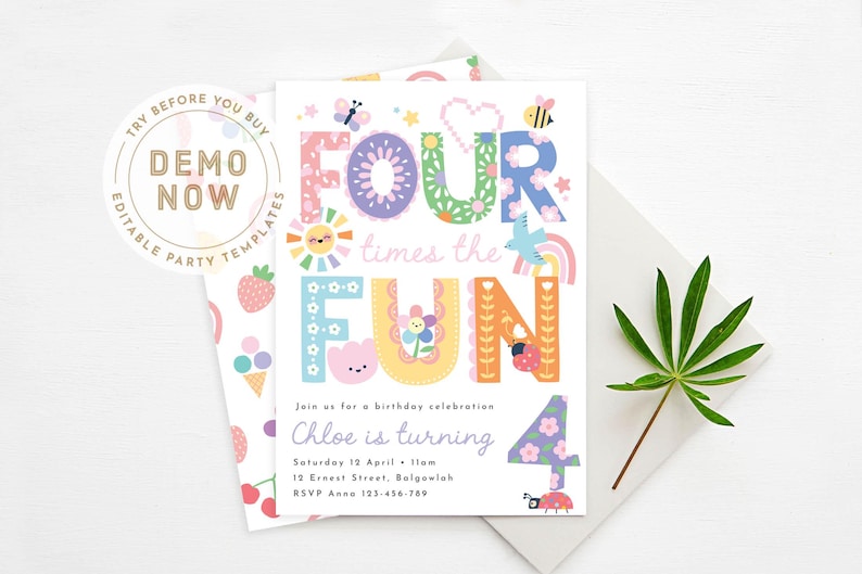 以下が含まれることがあります： 「FOUR times the FUN」の文字が大きく装飾された、カラフルな誕生日招待状。 太陽、花、てんとう虫のイラストが特徴で、誕生日のお祝いの詳細が含まれています。