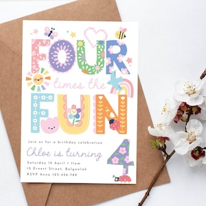 以下が含まれることがあります： 「FOUR times the FUN」の文字が大きく装飾された、カラフルな誕生日招待状。クロエの4歳の誕生日のお祝いの詳細が記載されており、花柄と気まぐれなデザインです。茶色の封筒と白い花が背景にあります。