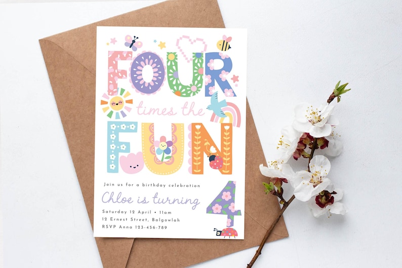 以下が含まれることがあります： 「FOUR times the FUN」の文字が大きく装飾された、カラフルな誕生日招待状。クロエの4歳の誕生日のお祝いの詳細が記載されており、花柄と気まぐれなデザインです。茶色の封筒と白い花が背景にあります。