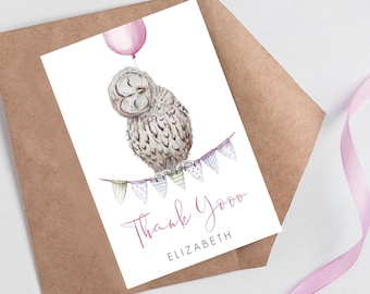 Peut inclure: Un hibou blanc aux yeux fermés est assis sur une guirlande de fanions rose pâle et violet avec un ballon rose au-dessus. Le texte "Thank You" est écrit en cursive rose avec le nom "Elizabeth" en dessous.