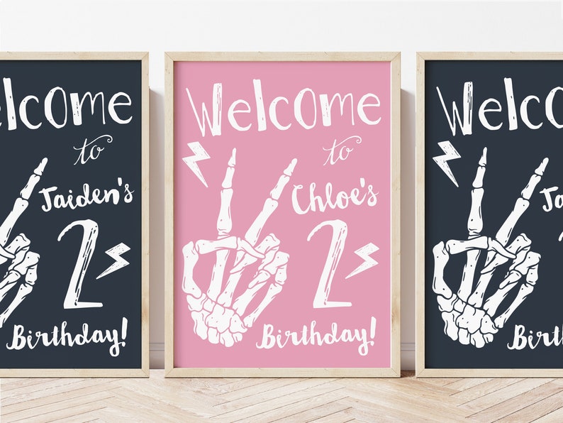 Puede incluir: Tres carteles de bienvenida imprimibles con una mano de esqueleto haciendo un signo de paz. Los carteles son negros, rosas y blancos y dicen "&iexcl;Bienvenido al 2&ordm; cumplea&ntilde;os de [name]!"