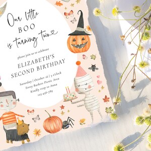 K&ouml;nnte beinhalten: Halloween-Motto-Geburtstagseinladung mit rosa Hintergrund und Illustrationen einer schwarzen Katze, eines K&uuml;rbisses, einer Mumie und eines Frankensteins. Der Text lautet "Our little BOO is turning two" und "Elizabeth's Second Birthday".