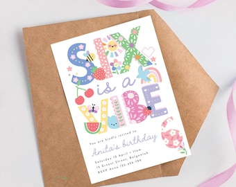 Pastell Sechster Geburtstag laden Mädchen ein, Sechs ist eine Vibe-Einladung, Blumen, Regenbogen, Schmetterlinge, Beeren, bearbeitbare 6