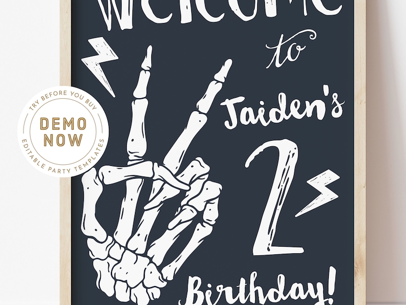 Puede incluir: Un letrero de pizarra azul oscuro con texto blanco que dice "Bienvenido al 2&ordm; cumplea&ntilde;os de Jaiden!" Una mano de esqueleto blanca hace un signo de paz con un rayo encima. Hay otro rayo al lado del n&uacute;mero 2.
