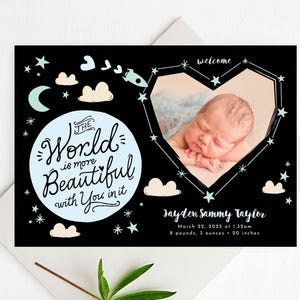 Tarjeta de anuncio de nacimiento de bebé, anuncio de bebé niño, temática espacial, tarjeta fotográfica de bienvenida al bebé, el mundo es mejor contigo, descarga DIY