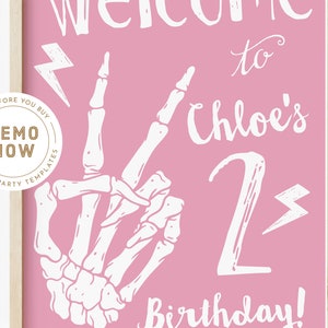 Puede incluir: Un cartel de cumplea&ntilde;os imprimible rosa con una mano de esqueleto blanca haciendo un signo de paz, el n&uacute;mero 2 y el texto "&iexcl;Bienvenido al 2&ordm; cumplea&ntilde;os de Chloe!"