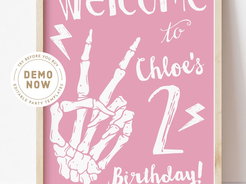 Puede incluir: Un cartel de cumplea&ntilde;os imprimible rosa con una mano de esqueleto blanca haciendo un signo de paz, el n&uacute;mero 2 y el texto "&iexcl;Bienvenido al 2&ordm; cumplea&ntilde;os de Chloe!"