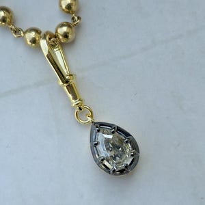 Colgante con cierre giratorio de moissanita en forma de pera y corte escalonado, engaste de pinza, corte georgiano, colgante sin cadena, colgante de boda