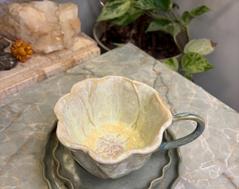 Taza y platos de té con delicados motivos florales
