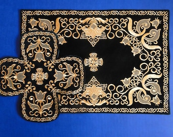 Ensemble de couvertures brodées pour calice orthodoxe.