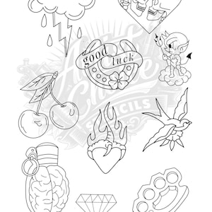 Può includere: Collezione di disegni di tatuaggi in bianco e nero. Include una nuvola con un fulmine, un cuore con teschi, un ferro di cavallo con uno striscione "good luck", un diavolo, ciliegie, un cuore in fiamme, una rondine, una granata, un diamante e tirapugni.