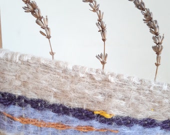 Tissage laine fleurs lavande sur cadre en bois Art textile