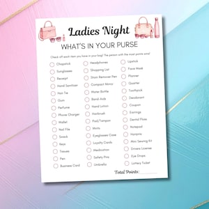 Peut inclure: Une carte de jeu 'Ladies Night' avec une illustration de sac à main et d'accessoires. Le jeu propose de cocher des éléments comme du rouge à lèvres, un casque et une liste de courses. Le fond est rose et turquoise.