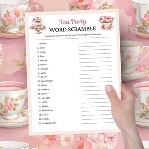 Op de afbeelding: Een woordzoeker spel met een theefeest thema. Het spel toont de woorden "Tea Party Word Scramble". Het spelblad wordt door een hand vastgehouden, tegen een achtergrond van theekopjes en bloemmotieven.