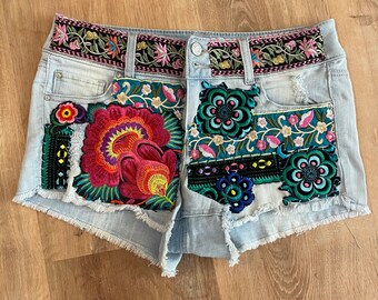 Light Wash | Cut Offs | Patched | Embroidered | Raw Hem | Unique | Boho | Hippie shorts - Sz 27