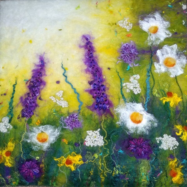 Wildblumen Wollwandbild, Filzlandschaft mit Handstickerei und Merionwolle, nass gefilztes Bild