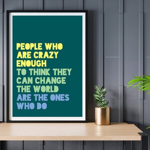 Zmień świat Wydrukuj inspirujący cytat Wydrukuj inspirującą sztukę ścienną Wydrukuj motywujący cytat Wydrukuj do salonu Wydrukuj do kuchni Prezent dla najlepszego przyjaciela