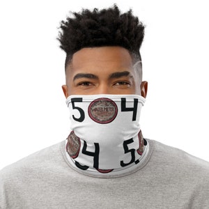 Può includere: Maschera facciale bianca con i numeri neri 504 e 45 stampati su di essa. I numeri sono circondati da un design circolare rosso e bianco con il testo "Water Meter" stampato su di esso.