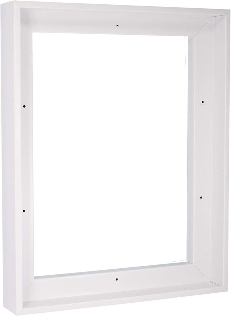 Pu&ograve; includere: Una cornice bianca rettangolare con un design semplice e moderno. La cornice &egrave; realizzata in legno e ha un'estetica pulita e minimalista. La cornice &egrave; progettata per contenere un'immagine rettangolare.