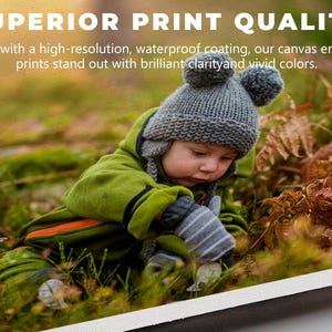 Op de afbeelding: Een close-up van een canvas print met een jong kind dat een grijze gebreide muts met pompoenen, een groen jack en grijze handschoenen draagt. Het kind zit in een grasachtig gebied met herfstbladeren. De tekst "SUPERIOR PRINT QUALITY" is zichtbaar bovenaan de afbeelding. Verbeterd met een hoge resolutie, waterdichte coating, zorgt ons canvas ervoor dat uw prints opvallen met briljante helderheid en levendige kleuren.