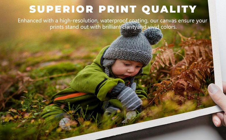 Op de afbeelding: Een close-up van een canvas print met een jong kind dat een grijze gebreide muts met pompoenen, een groen jack en grijze handschoenen draagt. Het kind zit in een grasachtig gebied met herfstbladeren. De tekst "SUPERIOR PRINT QUALITY" is zichtbaar bovenaan de afbeelding. Verbeterd met een hoge resolutie, waterdichte coating, zorgt ons canvas ervoor dat uw prints opvallen met briljante helderheid en levendige kleuren.