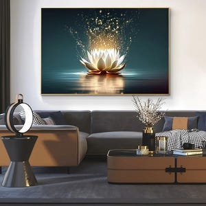 Pu&ograve; includere: Una stampa artistica su tela incorniciata con un fiore di loto bianco luminoso con accenti dorati, su uno sfondo verde acqua. L'opera d'arte raffigura il fiore che galleggia sull'acqua, con luce dorata che irradia verso l'alto. La stampa &egrave; esposta in un soggiorno.