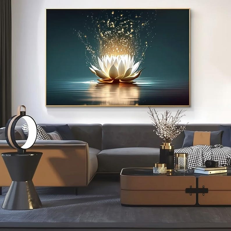 Pu&ograve; includere: Una stampa artistica su tela incorniciata con un fiore di loto bianco luminoso con accenti dorati, su uno sfondo verde acqua. L'opera d'arte raffigura il fiore che galleggia sull'acqua, con luce dorata che irradia verso l'alto. La stampa &egrave; esposta in un soggiorno.