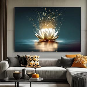 Pu&ograve; includere: Una grande stampa artistica incorniciata raffigurante un fiore di loto luminoso che galleggia sull'acqua. L'opera d'arte ha uno sfondo verde acqua con accenti dorati e bianchi, creando un'atmosfera serena. L'immagine &egrave; esposta sopra un moderno divano grigio con cuscini decorativi.