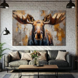 Pu&ograve; includere: Una grande stampa artistica su tela di un alce con grandi corna. L'alce &egrave; dipinto in tonalit&agrave; di marrone, oro e grigio, con un focus sul volto e sulle corna dell'animale. L'opera d'arte &egrave; esposta sopra un divano grigio.
