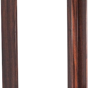 Pu&ograve; includere: Una cornice rettangolare in legno marrone scuro con un profilo profondo. La cornice presenta una ricca texture venata e un bordo interno rientrante, creando un effetto ombra. Progettata per tela o opera d'arte.
